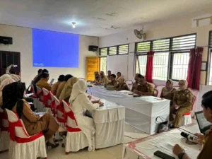 Suasana rapat koordinasi penetapan inovasi pelayanan publik di Kecamatan Talang Kelapa yang diikuti camat, lurah, dan kepala desa.