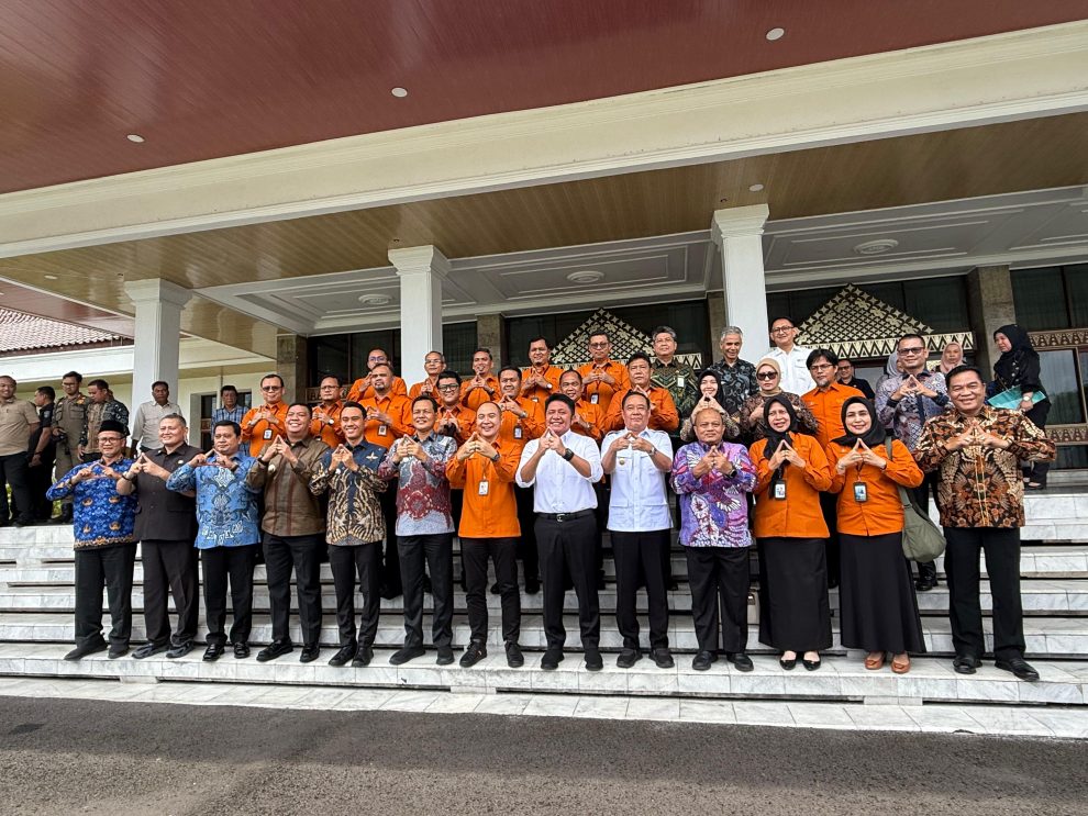Bupati Banyuasin Askolani menghadiri Rakor Sinergi Program Pengentasan Kemiskinan se-Sumsel di Griya Agung Palembang, 5 Februari 2026