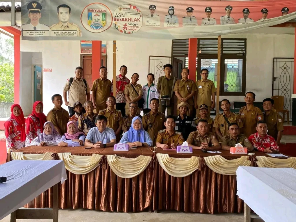 Pemerintah Kecamatan Sembawa bersama pendamping desa, kepala desa, BPD, dan perangkat desa berfoto usai rakor percepatan penyusunan RAK APBDesa 2026 di Lalang Sembawa.