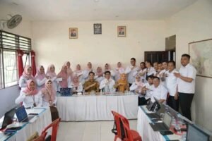 Camat Talang Kelapa dan pendamping PKH berfoto bersama usai rapat koordinasi di ruang rapat kantor camat