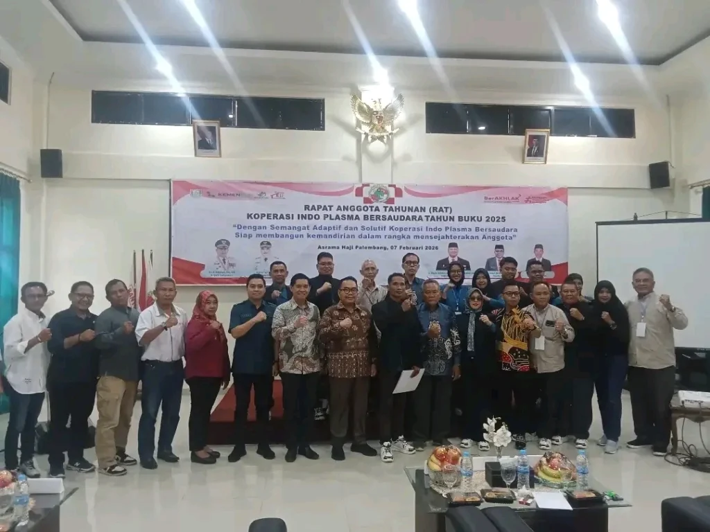 Foto bersama peserta Rapat Anggota Tahunan (RAT) Koperasi Indo Plasma Bersaudara Tahun Buku 2025 di Asrama Haji Palembang
