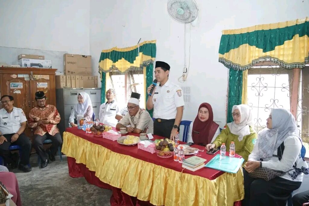 Camat Talang Kelapa menghadiri kegiatan ruwahan dan pertemuan rutin PKK yang dirangkai penguatan bank sampah di Kelurahan Kenten, Banyuasin