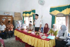 Camat Talang Kelapa menghadiri kegiatan ruwahan dan pertemuan rutin PKK yang dirangkai penguatan bank sampah di Kelurahan Kenten, Banyuasin