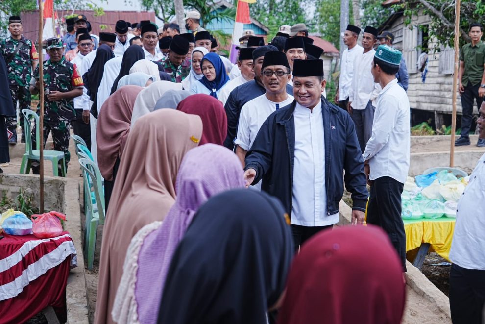 Bupati Banyuasin menyapa warga saat Safari Ramadhan 1447 H di Desa Tanjung Mas, Kecamatan Makarti Jaya