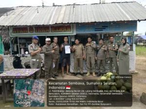 Petugas Satpol PP Kecamatan Sembawa melakukan sosialisasi ketentuan ketertiban usaha selama Ramadhan kepada pelaku usaha.