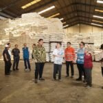 Sekda Banyuasin Tinjau PT Buyung Putra Pangan di Gasing, Pastikan Stok Beras Aman Jelang Lebaran