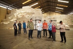 ekda Banyuasin bersama jajaran meninjau gudang stok beras saat kunjungan ke PT Buyung Putra Pangan di Desa Gasing, Talang Kelapa