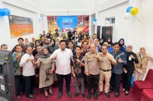 Sekda Banyuasin Erwin Ibrahim foto bersama peserta PDKMB yang digelar PB Persatuan Mahasiswa Banyuasin di Pangkalan Balai, 13 Februari 2026