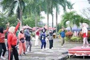 Warga mengikuti senam pagi bersama di halaman Kantor Camat Talang Kelapa, kegiatan rutin Jumat yang terintegrasi dengan Pasar Kalangan.