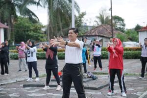 Peserta senam sehat bersama di halaman Kantor Camat Talang Kelapa, Sukajadi, Jumat (30/01/2026)