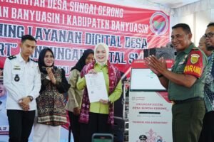 Wabup Banyuasin Netta Indian saat serah terima CSR PT PERTA-SAMTAN GAS dan launching anjungan digital ANDI SMART di Desa Sungai Gerong, Kecamatan Banyuasin I