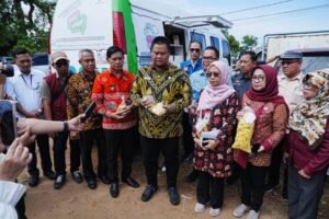 Petugas dan jajaran Pemkab Banyuasin menunjukkan contoh produk makanan saat sidak keamanan pangan di Pasar Sukamoro, Talang Kelapa