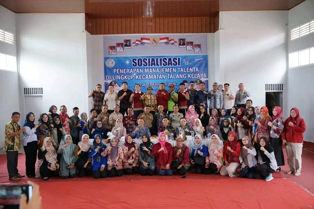 Foto bersama peserta sosialisasi penerapan manajemen talenta di lingkup Kecamatan Talang Kelapa, Kabupaten Banyuasin, Jumat (13/02/2026).