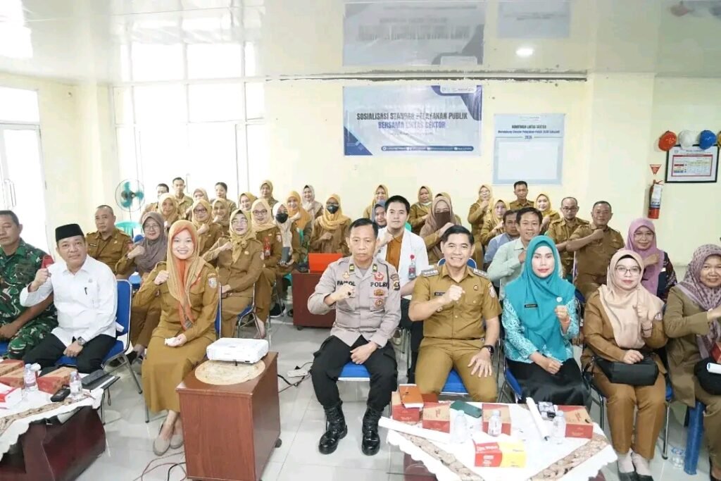 Foto bersama unsur lintas sektor pada sosialisasi standar pelayanan publik di RSUD Sukajadi, Kelurahan Tanah Mas, Talang Kelapa.