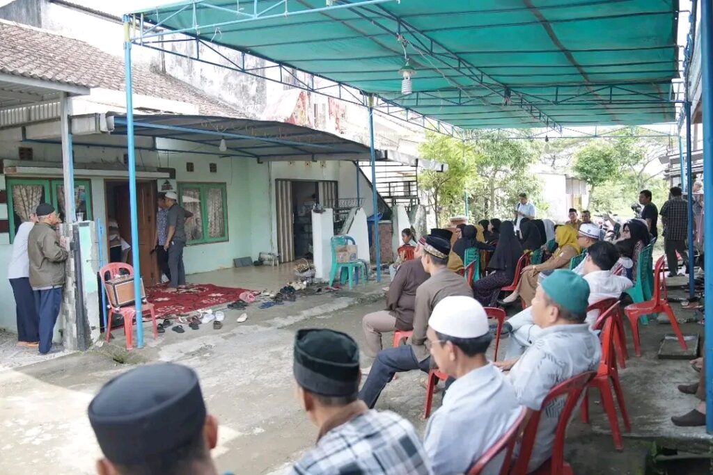 Suasana takziah di Danau Tanah Mas saat Camat Talang Kelapa hadir menyampaikan belasungkawa