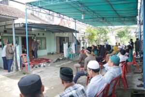 Suasana takziah di Danau Tanah Mas saat Camat Talang Kelapa hadir menyampaikan belasungkawa