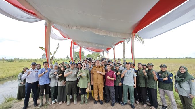 Peserta kegiatan tanam bersama percepatan tanam OPLAH di Desa Srimenanti, Kecamatan Tanjung Lago, Banyuasin