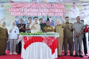 bersama pada acara Tasyakuran Swasembada Pangan Kabupaten Banyuasin sebagai peringkat I nasional peningkatan produksi beras di Pangkalan Balai.