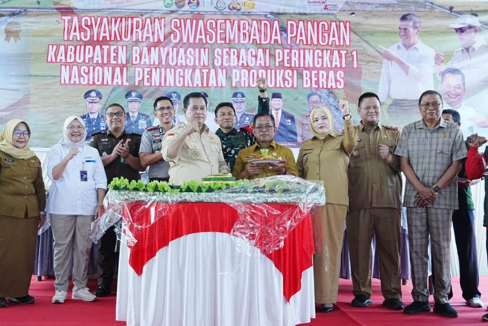 bersama pada acara Tasyakuran Swasembada Pangan Kabupaten Banyuasin sebagai peringkat I nasional peningkatan produksi beras di Pangkalan Balai.