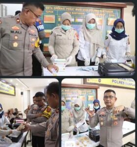 Personel Polres Banyuasin menjalani tes urine mendadak sebagai upaya pencegahan narkoba di internal