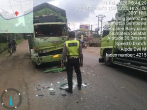 Petugas Satlantas melakukan pengamanan di lokasi lakalantas truk di Jalintim KM 28 sekitar SPBU Simpang Limau, Kecamatan Sembawa, Banyuasin.