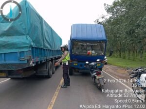 Petugas mengatur lalu lintas saat truk tangki mogok di Jalintim KM 24 Sembawa, Banyuasin