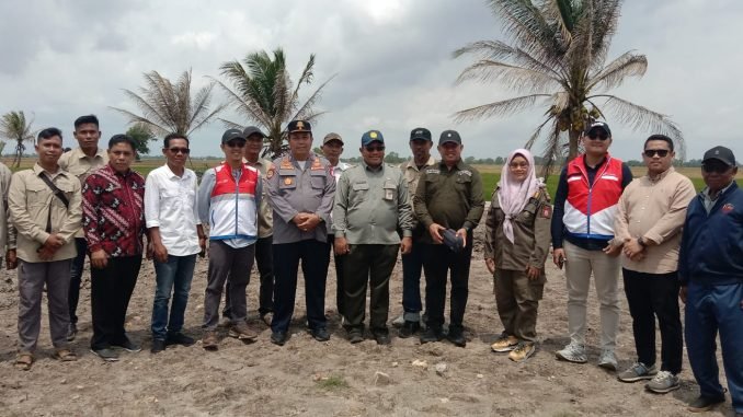 Dishub Banyuasin bersama pihak terkait saat verifikasi pendistribusian BBM melalui Kapal Lean Puri di Kecamatan Muara Telang