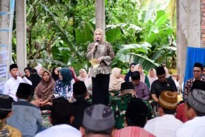 Wakil Bupati Banyuasin Netta Indian menyampaikan sambutan pada peringatan Nisfu Sya’ban dan Ruwahan di Kelurahan Mulia Agung, Banyuasin III