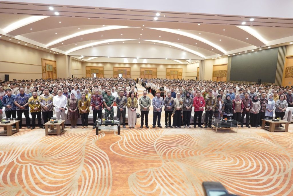 Foto bersama peserta rapat konsolidasi Program Makan Bergizi Gratis (MBG) se-Provinsi Sumatera Selatan di Palembang.