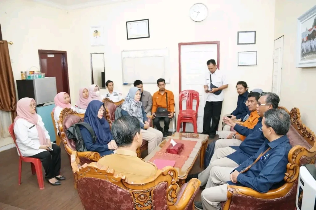 Pertemuan koordinasi Badan Pusat Statistik (BPS) dengan Camat Talang Kelapa terkait rencana pembaruan dan evaluasi data sosial masyarakat di Kabupaten Banyuasin.