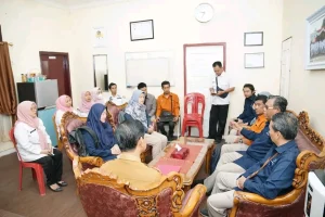 Pertemuan koordinasi Badan Pusat Statistik (BPS) dengan Camat Talang Kelapa terkait rencana pembaruan dan evaluasi data sosial masyarakat di Kabupaten Banyuasin.