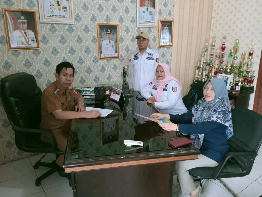 Camat Sembawa berkoordinasi dengan petugas BPS dan pendamping sosial terkait groundcheck PBI-JK katastropik tahap 1 di ruang kerja.