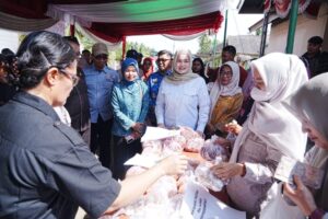 Wakil Bupati Banyuasin meninjau stand Operasi Pasar Murah Ramadan di Desa Telang Sari, Kecamatan Tanjung Lago