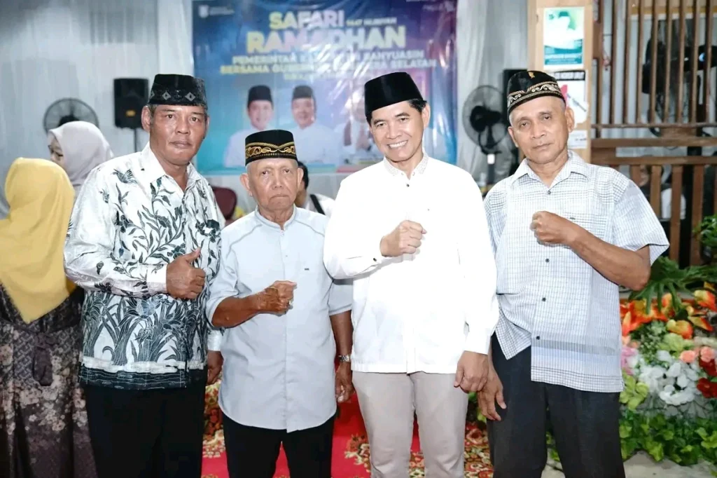 Sejumlah tokoh dan tamu undangan berfoto bersama dalam kegiatan Safari Ramadhan di Sukajadi, Kecamatan Talang Kelapa, Kabupaten Banyuasin.