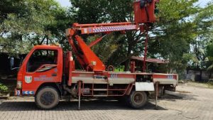 Truk skylift digunakan untuk kegiatan perbaikan dan pemasangan penerangan jalan umum (PJU) di Kabupaten Banyuasin.