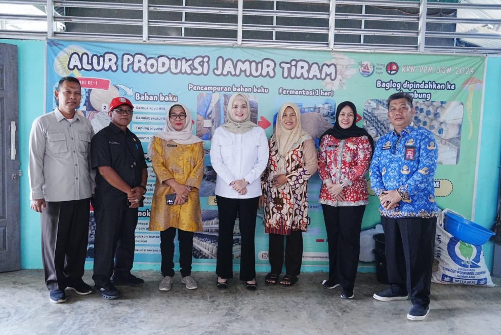 Wabup Banyuasin meninjau rumah produksi jamur tiram di Desa Mulya Sari, KTM Telang, Kecamatan Tanjung Lago