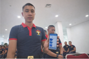 Taruna Poltekip mengikuti edukasi finansial dari BRI dan menunjukkan aplikasi layanan perbankan