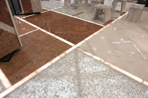 Beragam motif marmer Lampung pada lantai interior dengan kombinasi pola alami dan finishing mengkilap