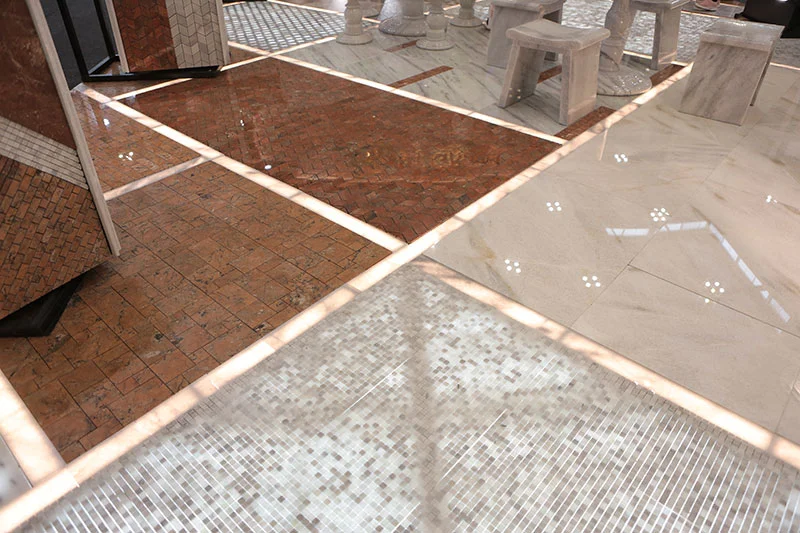 Beragam motif marmer Lampung pada lantai interior dengan kombinasi pola alami dan finishing mengkilap