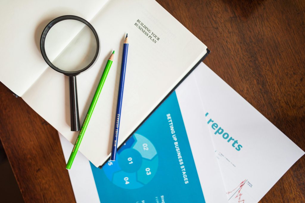 Ilustrasi buku catatan, laporan bisnis, dan alat tulis sebagai simbol pengumpulan data penelitian kuesioner