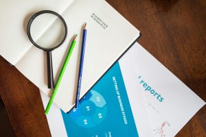 Ilustrasi buku catatan, laporan bisnis, dan alat tulis sebagai simbol pengumpulan data penelitian kuesioner