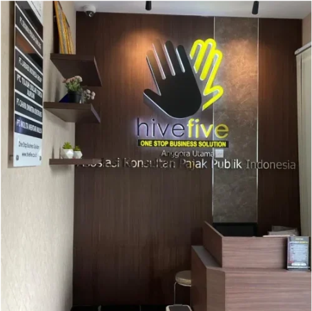 Tampilan kantor Hive Five Kebon Jeruk sebagai layanan one stop business solution dan konsultan pajak publik.