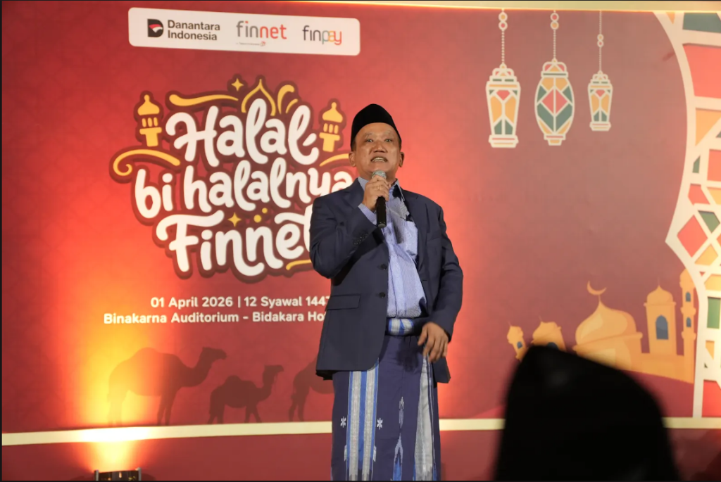 acara halal bihalal FinNet dengan latar panggung bertema Ramadan